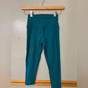 Beyond Yoga Women's leggings Peacock Blue Heather small cropped